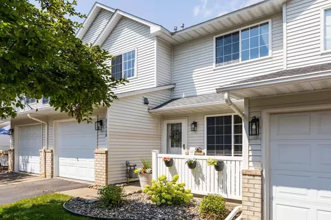 8590 Quarry Ridge Ln #B, Woodbury, MN 55125