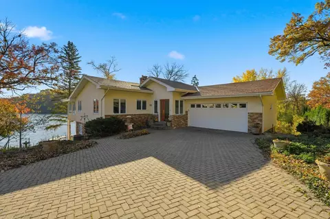8190 Hill Trl N, Lake Elmo, MN 55042