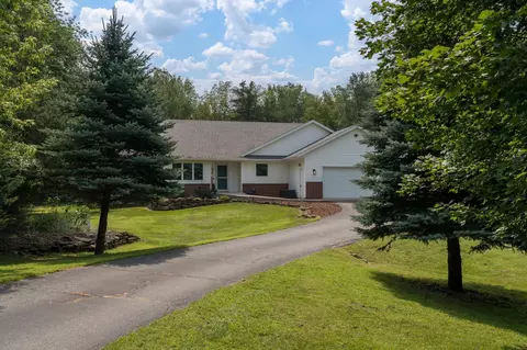 204 Stonehenge Dr, Mankato, MN 56001