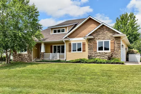 1368 Crestview Dr, Winona, MN 55987