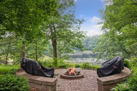 591 Warner Ave S, Mahtomedi, MN 55115