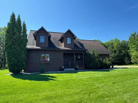 40101 River Oaks Dr, Roseau, MN 56751