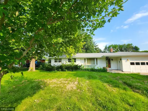 635 Hillcrest Rd NE, Hutchinson, MN 55350
