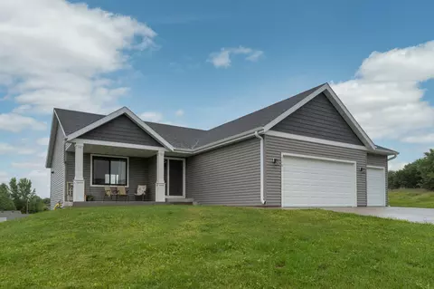 710 Strafford Dr, Zumbrota, MN 55992