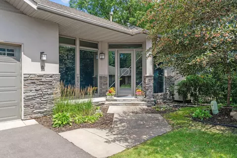 6 Summit Ct, North Oaks, MN 55127