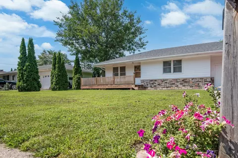 320 S Waterville Ave, Le Center, MN 56057