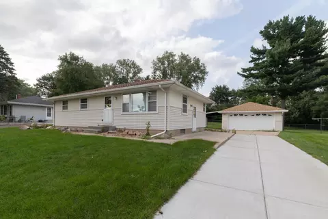 1687 Rosewood Ave N, Maplewood, MN 55109