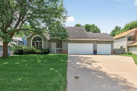 2136 Parkview Ln, Woodbury, MN 55125
