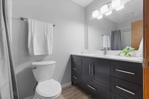 Bath - 4287 Fox Ridge Rd, Eagan, MN 55122 photo 2 of 3