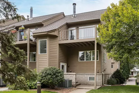 2827 Kenwood Isles Dr, Minneapolis, MN 55408