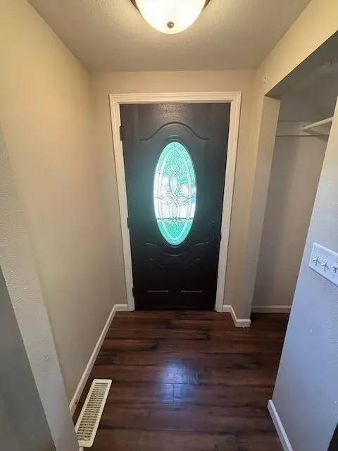 Entry Way - 520 12th St SW, Willmar, MN 56201 photo 2 of 4