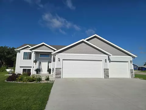 1024 Village Ln, Detroit Lakes, MN 56501