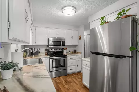 7803 Glenda Ct, Apple Valley, MN 55124