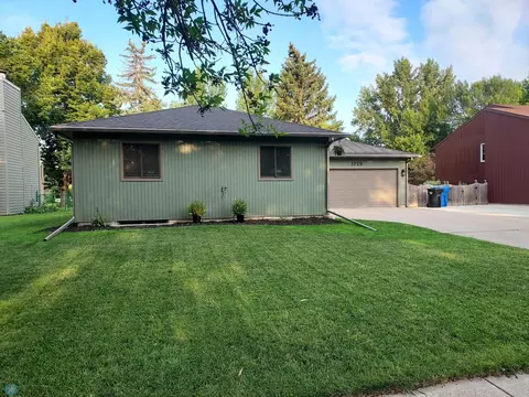 1725 Prairie Ln S, Fargo, ND 58103