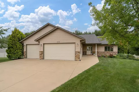 209 Pinehurst Dr, Mankato, MN 56001