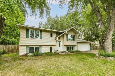 1101 Holly Dr E, Lino Lakes, MN 55038