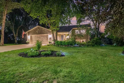 4215 Heritage Dr, Vadnais Heights, MN 55127