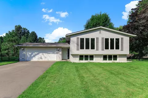 455 Black Oaks Ln N, Plymouth, MN 55447