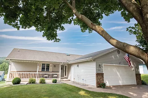 305 Regent Dr, La Crescent, MN 55947 photo 2