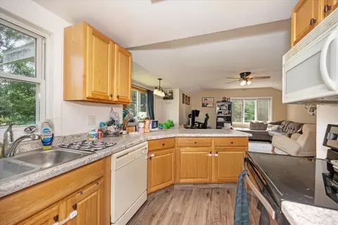 Kitchen - 3919 Getchell Rd, Hermantown, MN 55811 photo 2 of 2