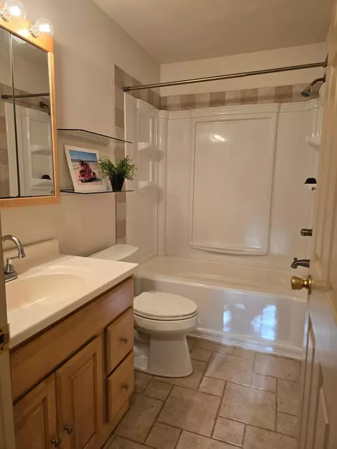 Bath - 24 12th Ave SE, Faribault, MN 55021 photo 1 of 2