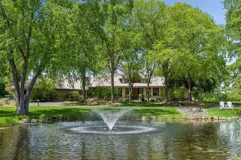 525 Navajo Rd W, Medina, MN 55340