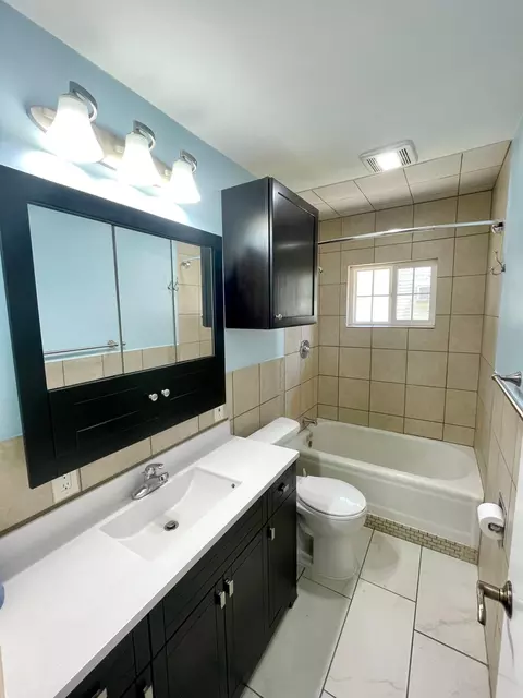 Bath - 809 6th Ave SE, Austin, MN 55912 photo 1 of 1