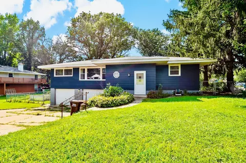 698 Grafton Ave N, Oakdale, MN 55128