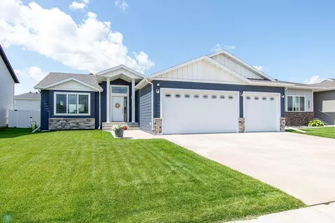 8077 Goldfinch Dr, Horace, ND 58047