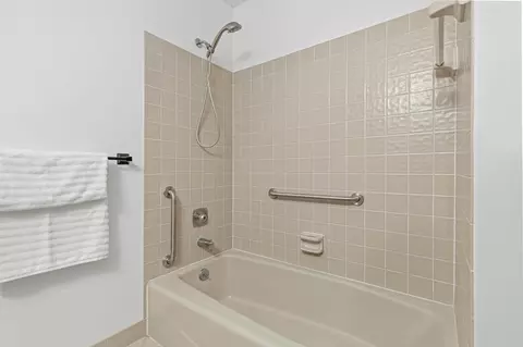 Bath - 1511 Meadow Ln, Maple Plain, MN 55359 photo 3 of 4
