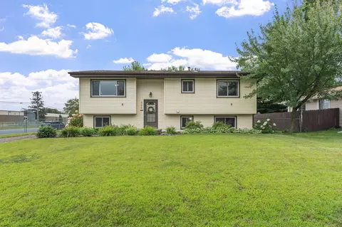 956 Blackoaks Ln, Anoka, MN 55303