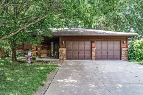3195 Park Overlook Dr, Shoreview, MN 55126
