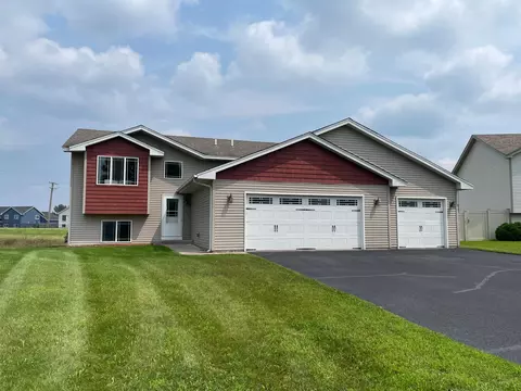 1102 Maplewood Ave SW, Isanti, MN 55040
