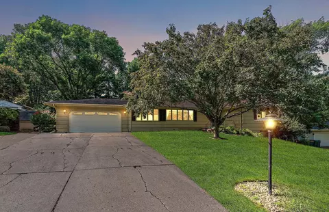 1905 W 140th St, Burnsville, MN 55337
