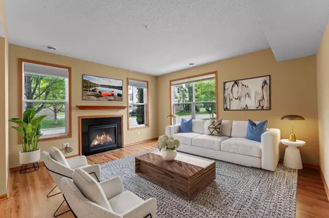 1826 Colonial Ln #4, Chanhassen, MN 55317