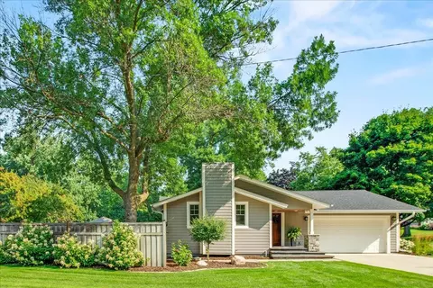 5536 Mirror Lakes Dr, Edina, MN 55436