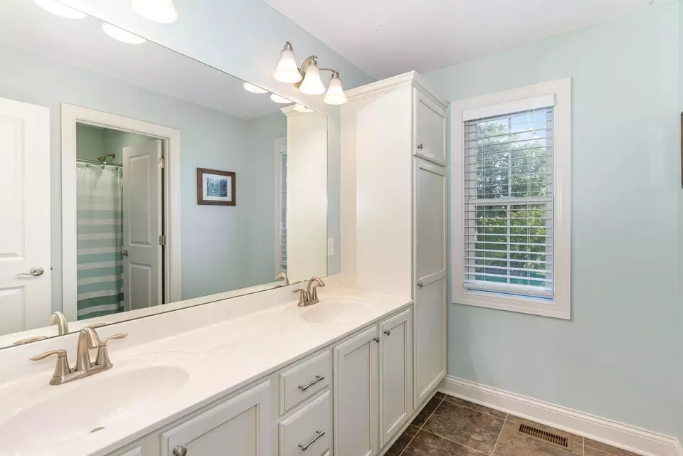 Bath - 10601 Watersedge Ln, Woodbury, MN 55129 photo 2 of 2