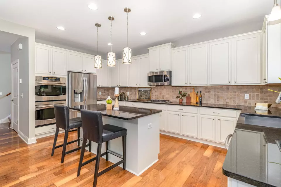 Kitchen - 10601 Watersedge Ln, Woodbury, MN 55129 photo 3 of 4