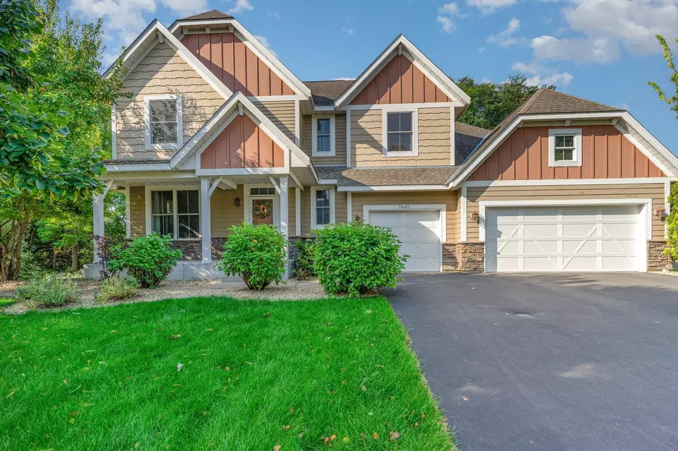 Exterior - 10601 Watersedge Ln, Woodbury, MN 55129 photo 4 of 7