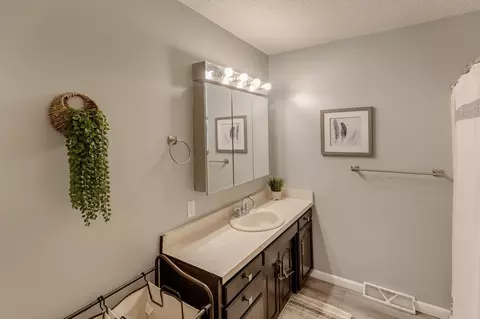 Bath - 1214 14th Ave NE, Brainerd, MN 56401 photo 1 of 4