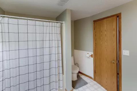 Bath - 1214 14th Ave NE, Brainerd, MN 56401 photo 3 of 4