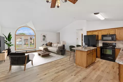 905 E Orchard St, Belle Plaine, MN 56011