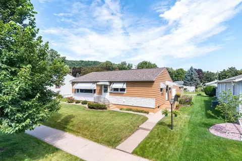 614 S 1st St, La Crescent, MN 55947