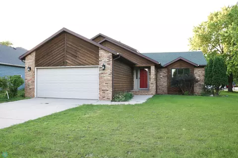910 Sommerset Dr, West Fargo, ND 58078