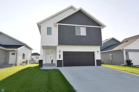 6850 Thomas St, Horace, ND 58047