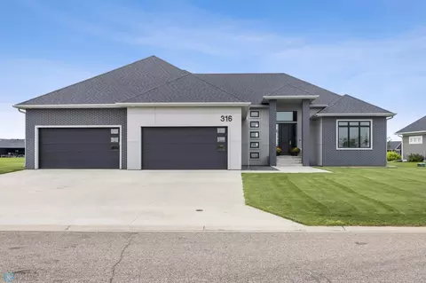 316 Trent Jones Dr, Oxbow, ND 58047