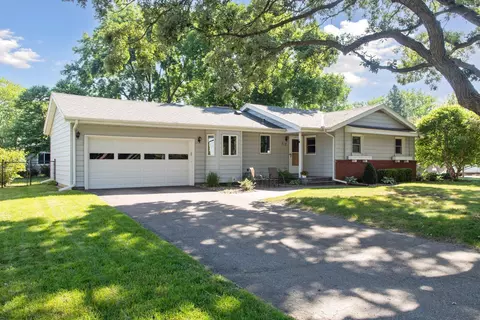 717 Navajo Ln, Mendota Heights, MN 55120