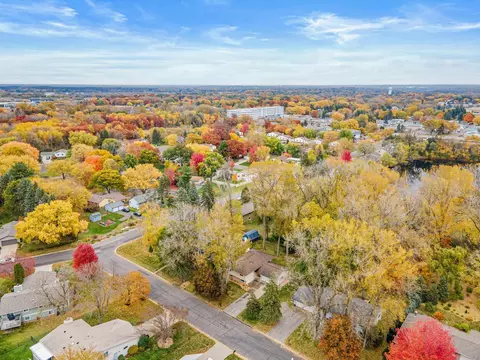 2442 Galtier St, Roseville, MN 55113