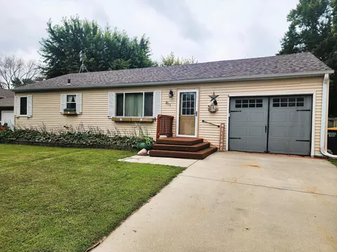 811 1st St NE, Dodge Center, MN 55927