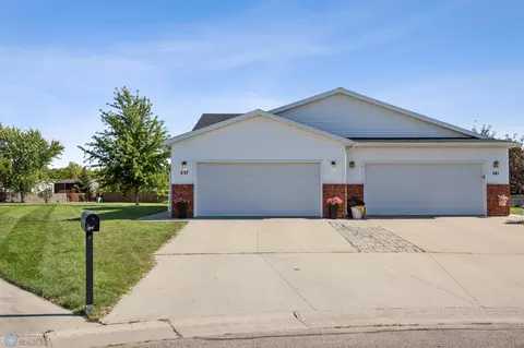 237 Suntree Ct, West Fargo, ND 58078